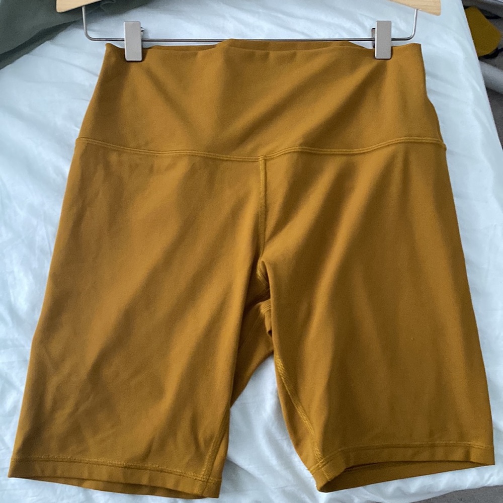 Wunder Train High rise shorts 6” - Picture 3 of 5